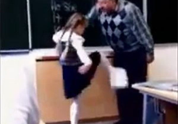 Студент Длинный Логан дрючит преподавательницу на учительском столе