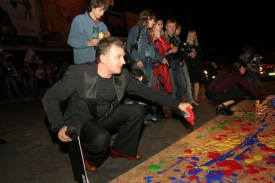 Украинские звезды раздавили колесами произведение искусства