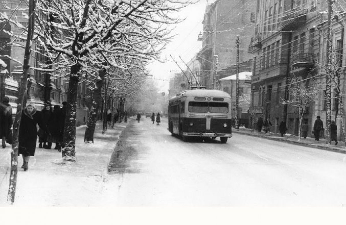 Зим старые фото. Троллейбусы Ленинграда 1950е гг. СССР город зима. Улица зимой СССР. Новогодняя улица.