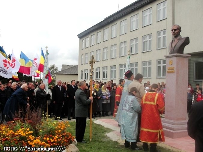 Памятники бандере фото