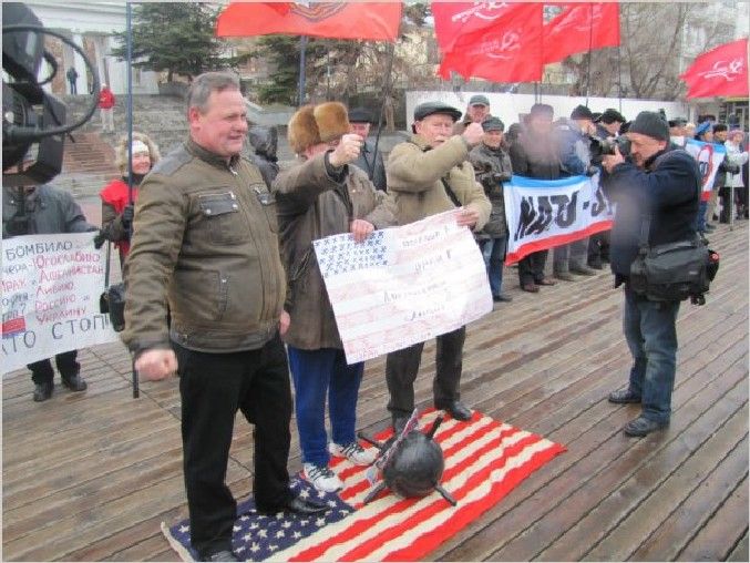 Американский крейсер в Севастополе встретили миной (ФОТО)
