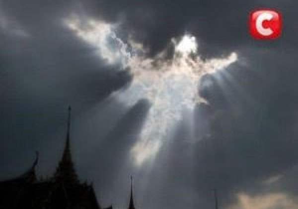 сфотографировали ангела в церкви чтобы снять комнату