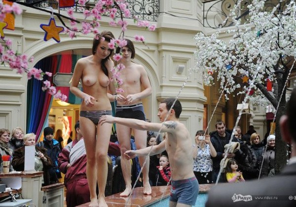 Участница Pussy Riot Толоконникова занялась сексом в биологическом музее (ВИДЕО)