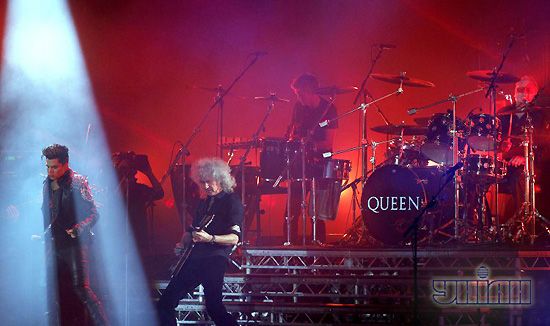 Элтон Джон и группа  Queen пели для украинцев