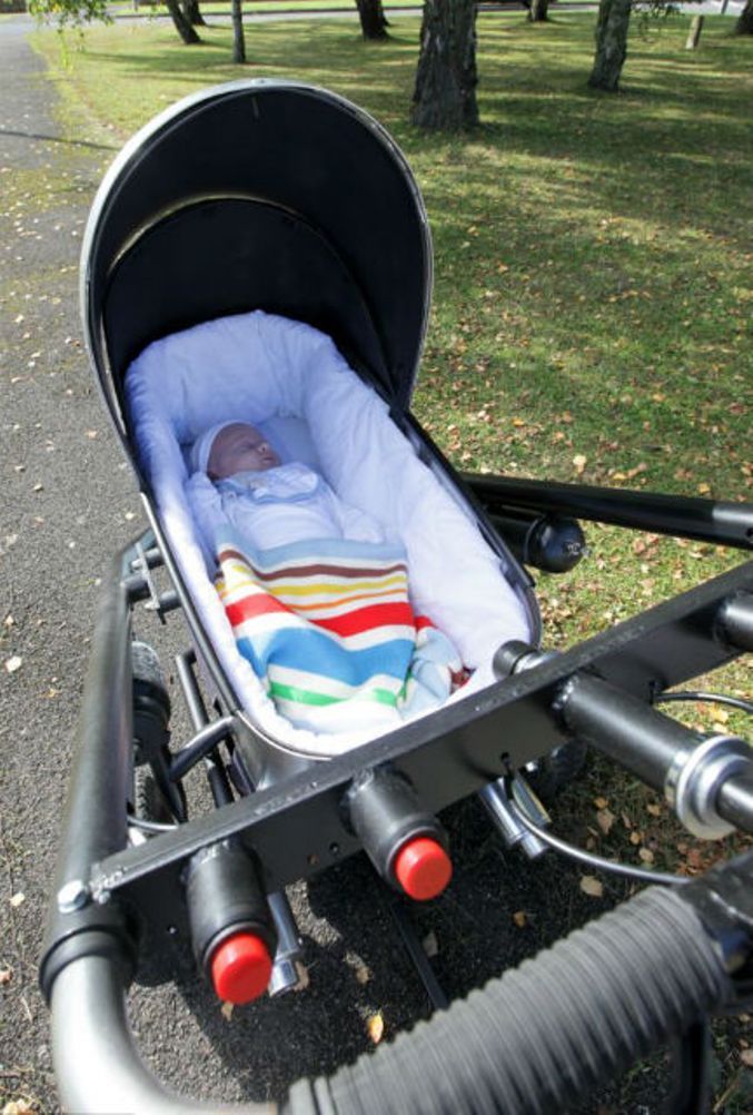 Люлька в прогулочную коляску. Коляска "малыш". На коляску. Коляски для детей новорожденных. Ребенок в коляске.