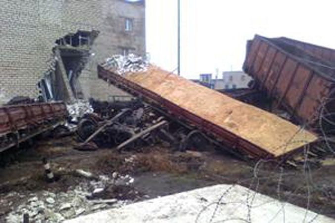 На Донбассе грузовой поезд врезался в здание: опубликованы фото