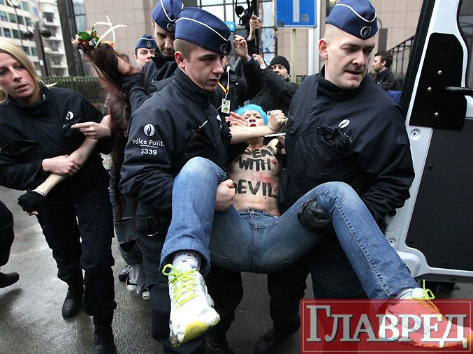 На саммите Россия-ЕС "окровавленные"FEMEN выступили против "сделки с дьяволом"