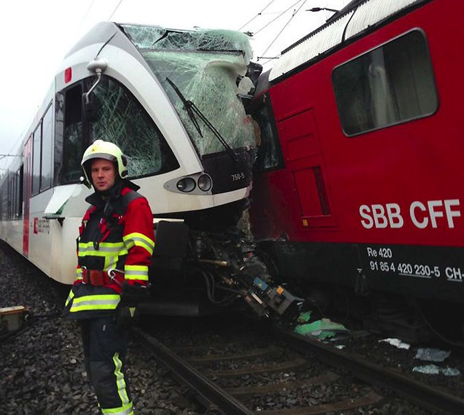 В Швейцарии столкнулись поезда, десятки пострадавших