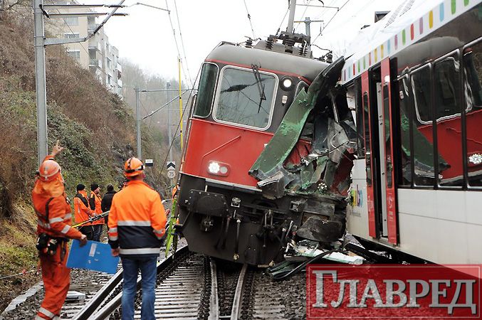 В Швейцарии столкнулись поезда, десятки пострадавших