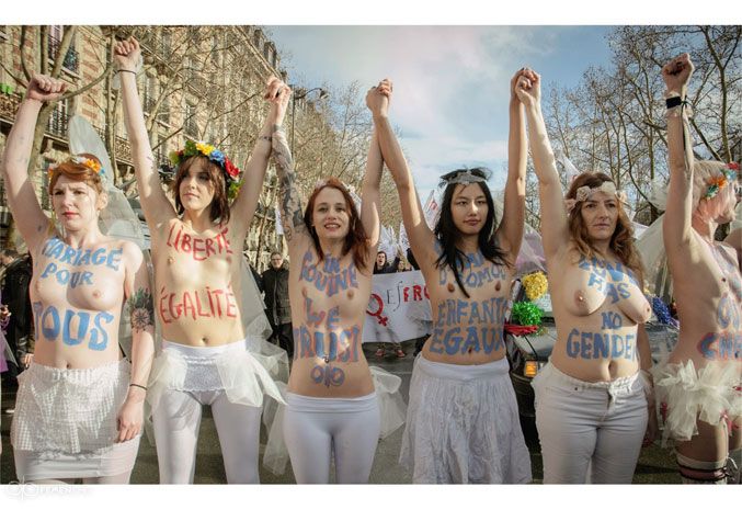 Голые FEMEN-невесты возглавили парижский марш за однополые браки