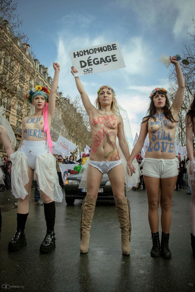 Голые FEMEN-невесты возглавили парижский марш за однополые браки