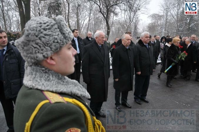 Азаров и Рыбак возложили цветы к памятнику Героям Крут