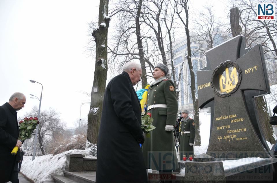 Азаров и Рыбак возложили цветы к памятнику Героям Крут