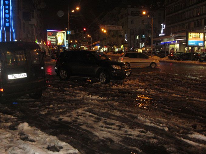 После внезапного снегопада и потепления Киев &quot;поплыл&quot;