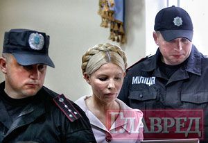 Азаров уверен, что дела Тимошенко и Луценко - не самые важные для Украины