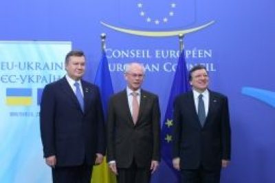 Виктор Янукович, Херман ван Ромпей и Жозе  Мануэль Баррозу на саммите в Брюсселе