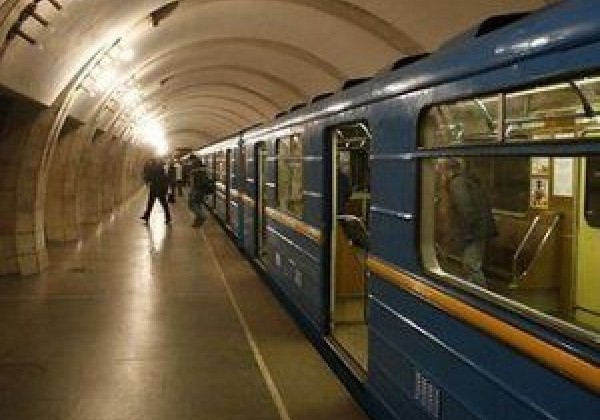 Что делать если телефон упал на рельсы в метро