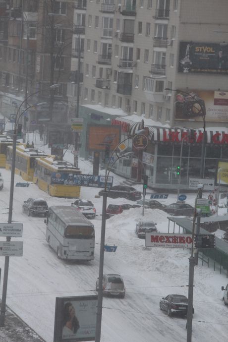 В Киеве по Крещатику ездят на лыжах, а по Андреевскому &ndash; на сноубордах