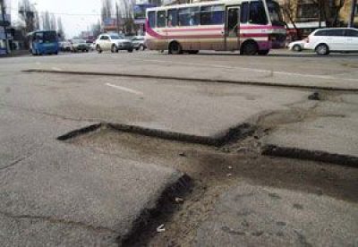 Яценюк предложил залатать дороги на 3,3 миллиарда