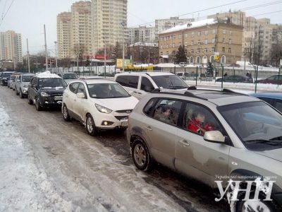 Снежный коллапс в Киеве. Город сковали километровые пробки