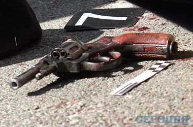 СМИ показали окровавленный пистолет убитого в центре Киева мужчины