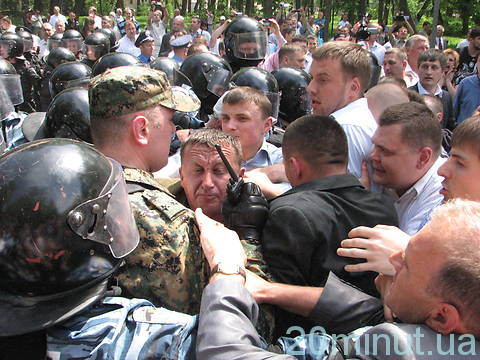 В Тернополе &quot;Свобода&quot; подралась с милицией, пытаясь помешать коммунистам