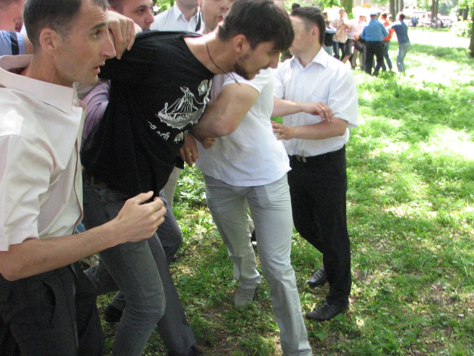 9 мая в Тернополе свободовцы подрались с милицией: опубликованы фото и видео