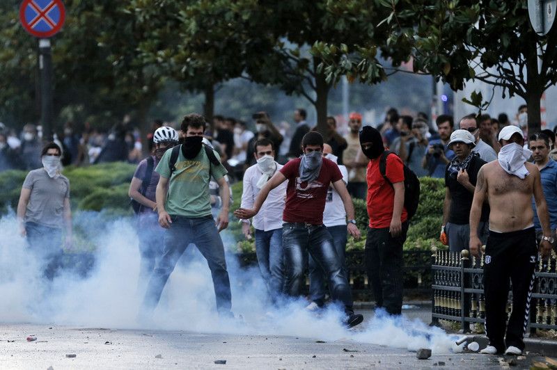 Уличные &quot;бои&quot; в Турции: новые подробности и самые яркие кадры