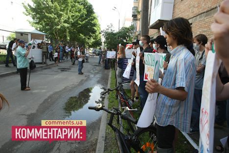 В Киеве люди в масках и противогазах митинговали под посольством Турции