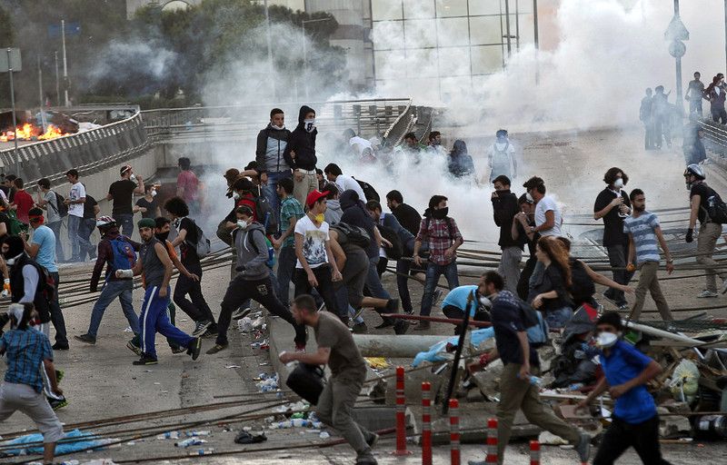 Уличные &quot;бои&quot; в Турции: новые подробности и самые яркие кадры