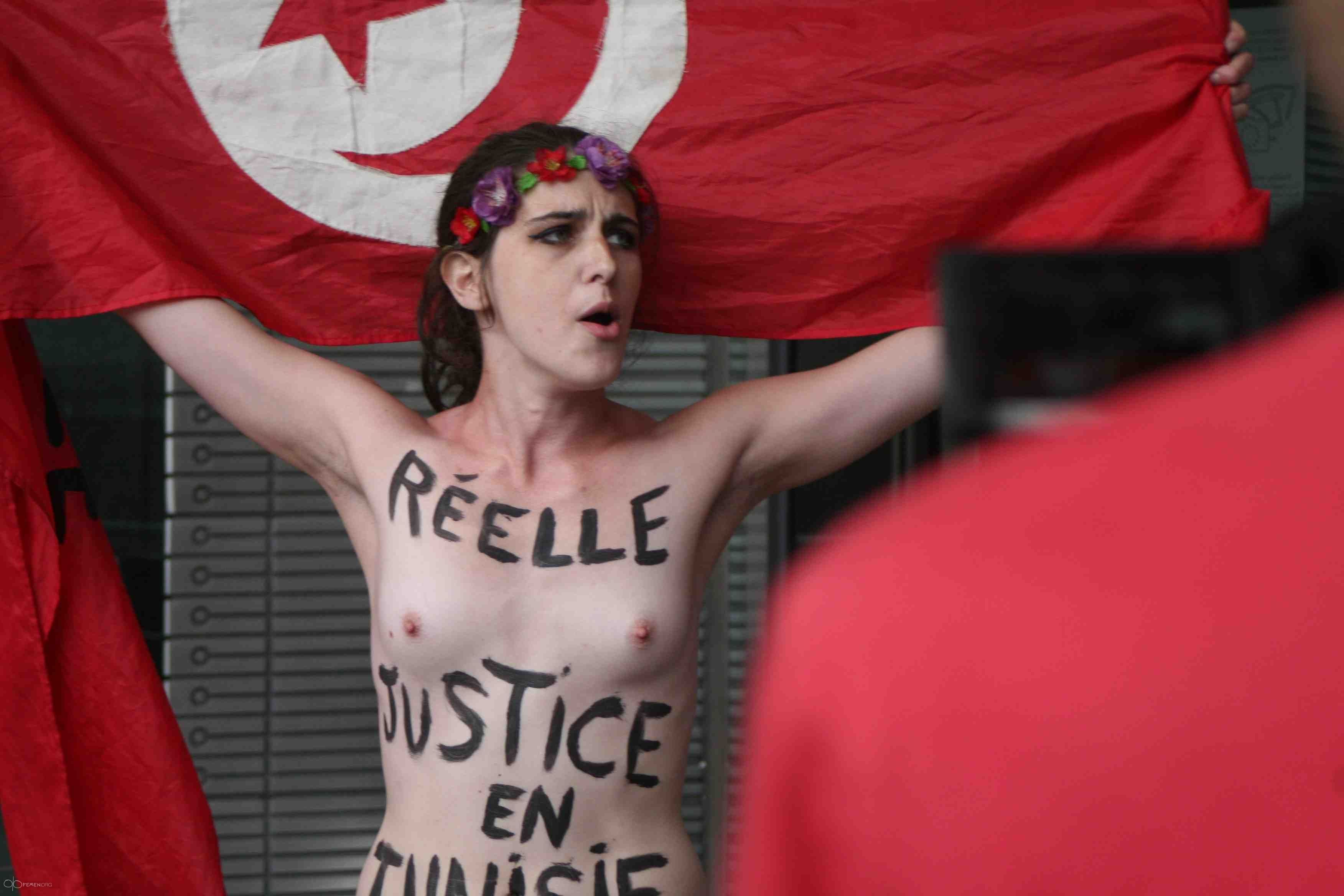 Обнаженные FEMEN в полосатых трусах атаковали Европарламент: опубликованы фото