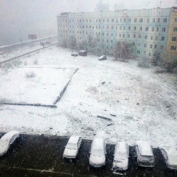 Погода надым. Снег Надым. Снежный Надым. Снег летом в Надыме. Сугробы Надым.