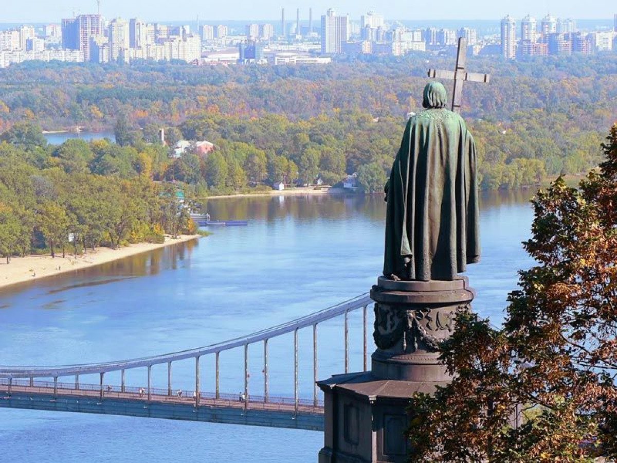 Киев стоял. Памятник Владимиру в Киеве на Владимирской Горке. Памятник Владимиру на реке Днепре. Памятник Владимиру в Киеве на берегу Днепра. Река Днепр достопримечательности.