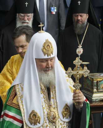 Патриарх Кирилл благословляет верующих во время молебна на Владимирской горке Патриарх Кирилл благословляет верующих во время молебна на Владимирской горке