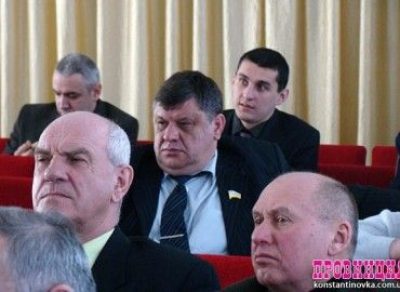  / Аксенов (в центре) умер в больнице; Фото: konstantinovka.com.ua