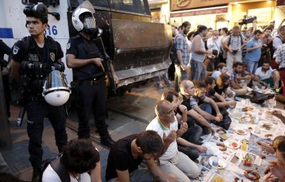Турецкая полиция и демонстранты