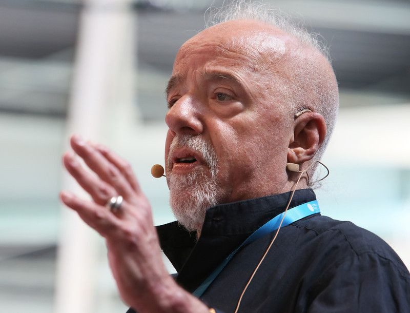 "Кризис" и "отмазка для русофобии": украинцы послали Пауло Коэльо вслед за русским кораблем