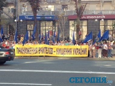 Под Киевсоветом собрались 2 тысячи человек