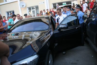 Александр Алиев уехжал на черном BMW