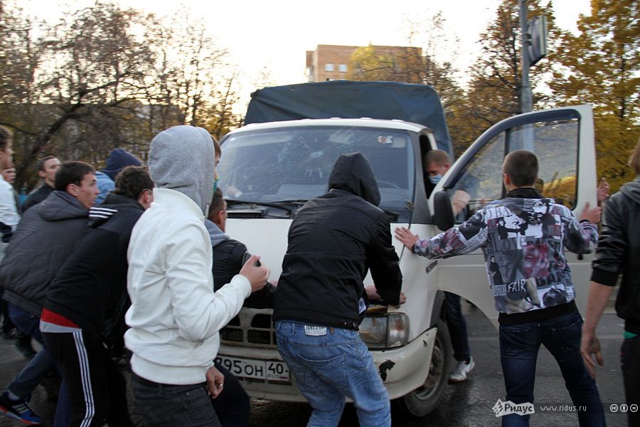 Погромы в Москве: многотысячная толпа мстит за убитого россиянина, опубликованы фото и видео
