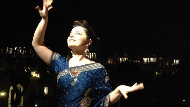 Наташа Королева нарядилась в сари и запела на хинди