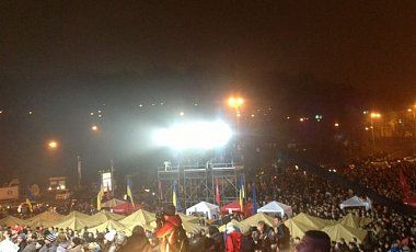 В центре Киева уже установлены палатки