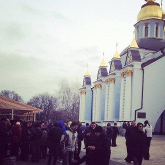 Студенты на территории в Михайловского собора