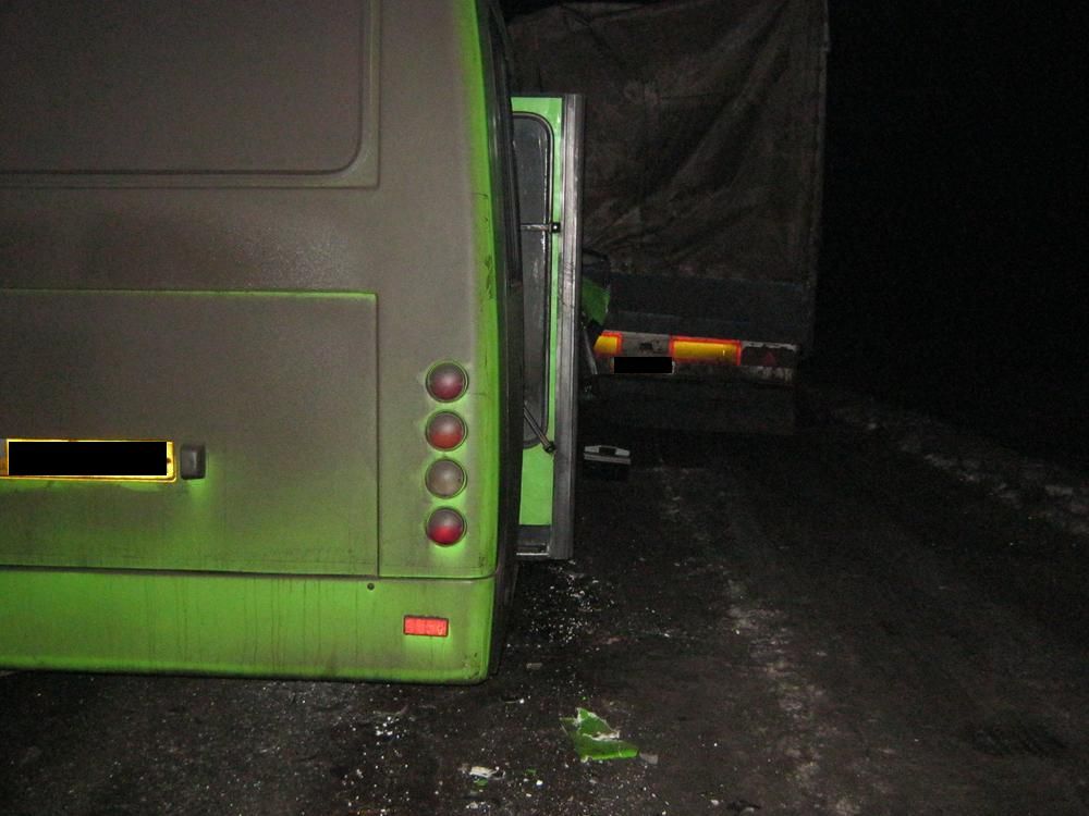 ДТП на Харьковщине: автобус врезался в грузовик, опубликованы фото