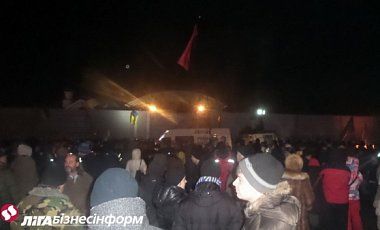 Автомайдан завершил пикетирование резиденций Азарова, Рыбака и Ющенко салютом и гимном