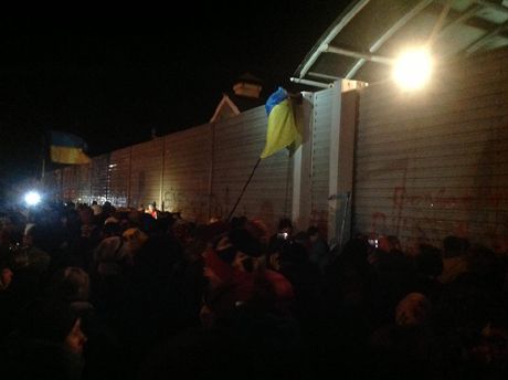 Автомайдан завершил пикетирование резиденций Азарова, Рыбака и Ющенко салютом и гимном