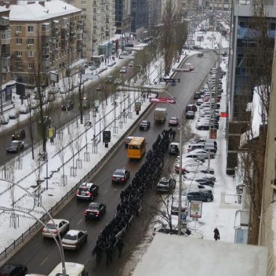 Колонна спецназа движется по Леси Украинки в центр Киева