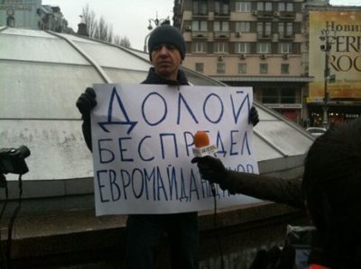Новый "субботник" под Майданом: пытались разобрать баррикаду на Крещатике
