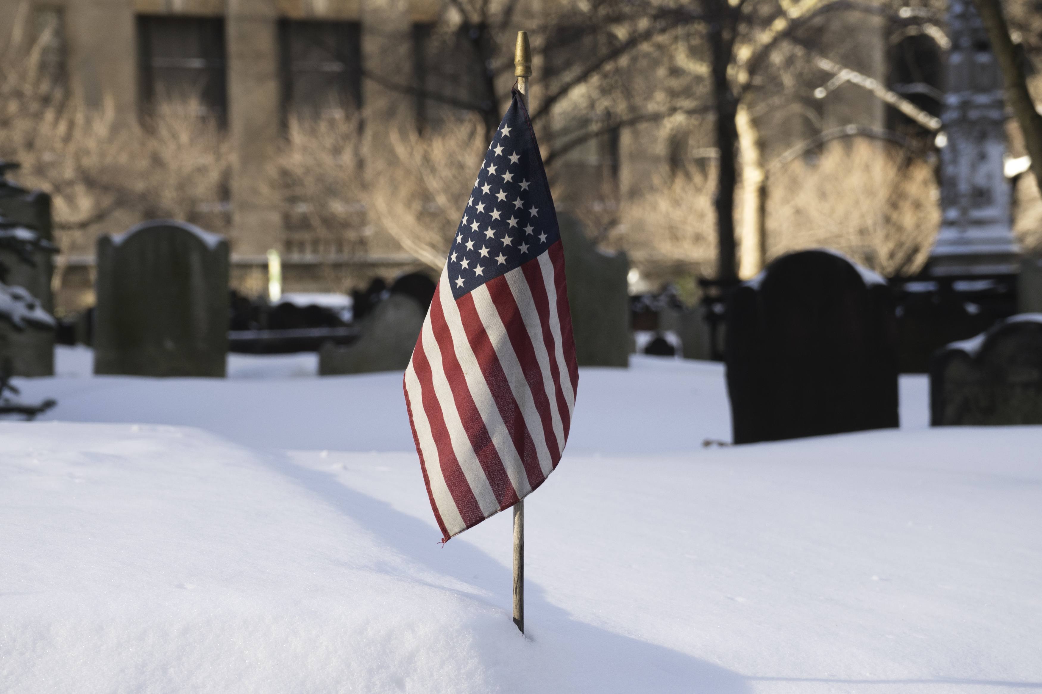 Похолодание в америке. Флаг США В снегу. Флаг США из снега. Люди в Северо Восточном США.