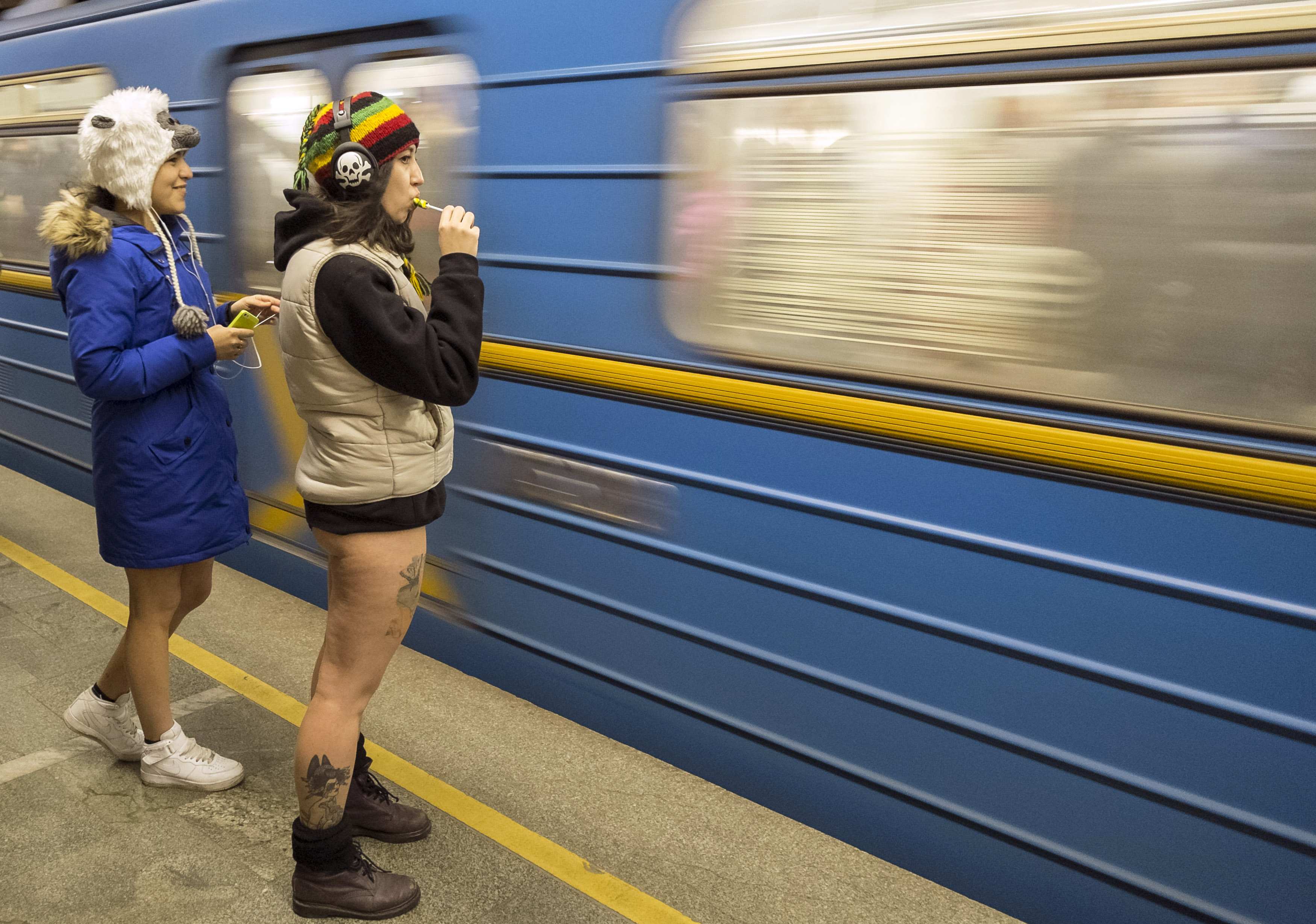 Поездка в метро. Метро зимой. Девушки в Киевском метро. Трансвестит в метрополитене.